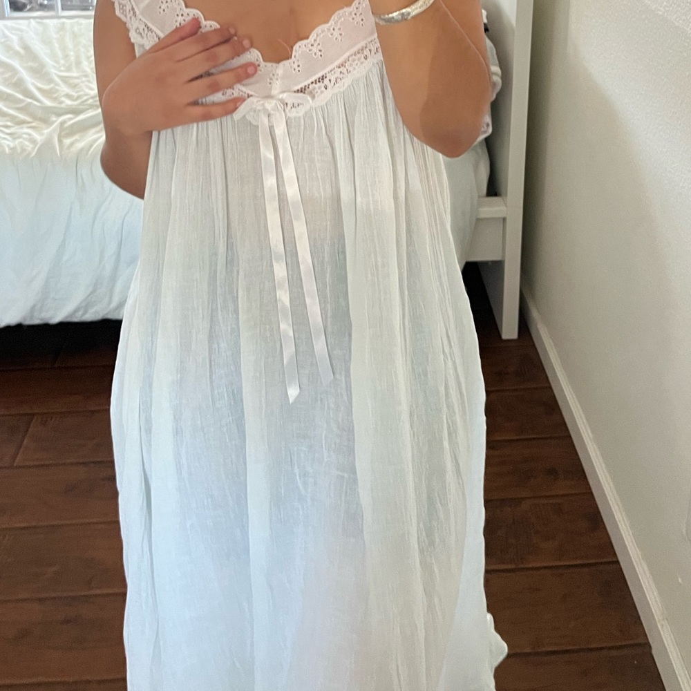 SOLD ❌Vintage flowy nightgown pastel green with rosette and lace - Picture 2 of 3